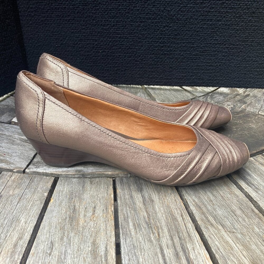 CLARKS LOW HEELED WEDGE BRONZE PUMP 9M